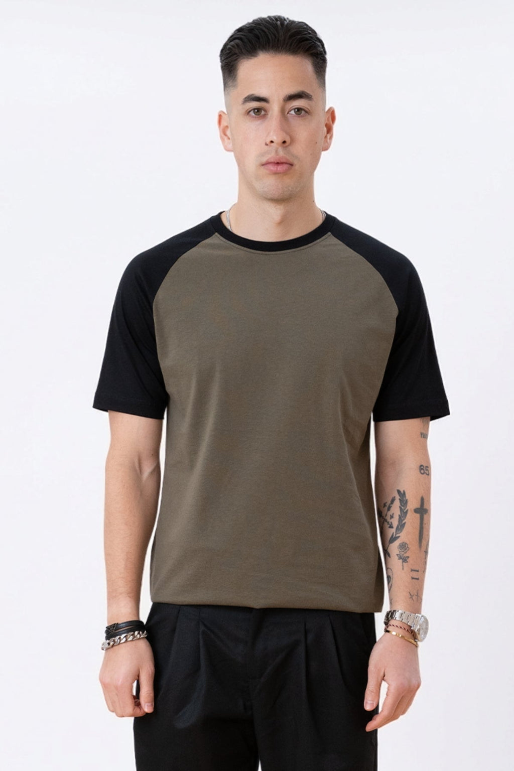 T-shirt Raglan di base-Armatura nera