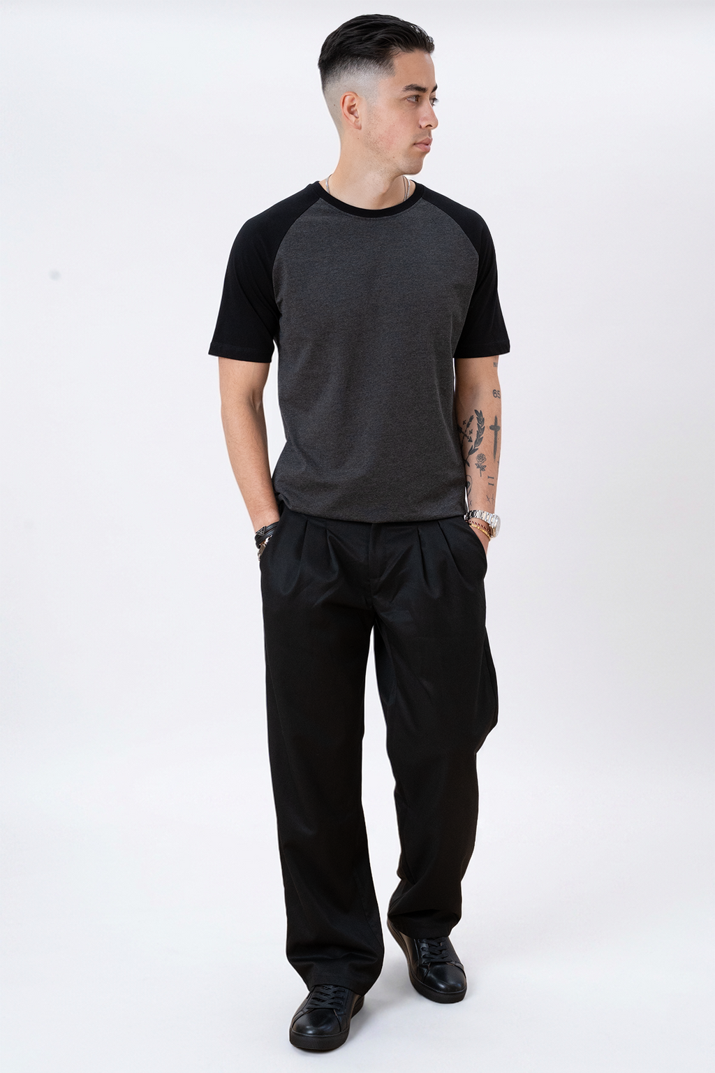 T-shirt Raglan di base-Armatura nera