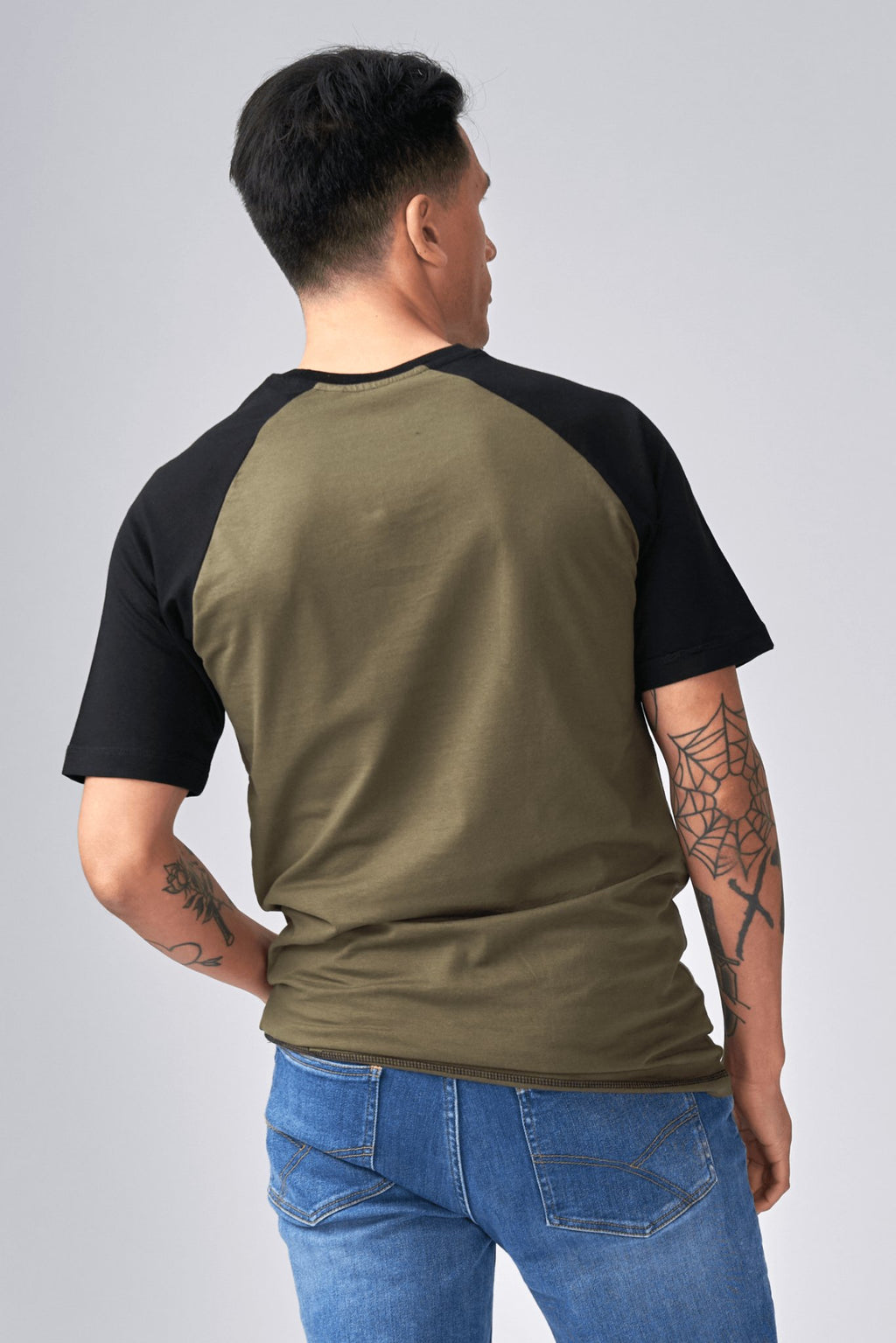 T-shirt Raglan di base-Armatura nera