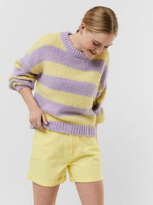 Maglione a maglia in scollo a strisce - viola / giallo